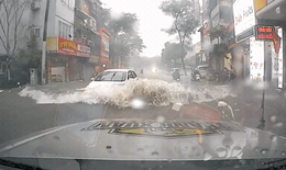 H&#224; Nội ngập s&#226;u &#244; t&#244; rẽ nước như cano, xe m&#225;y vật lộn giữa s&#243;ng nước