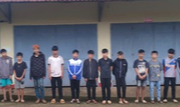 Hai nhóm học sinh rủ chục người mang hung khí đi giải quyết mâu thuẫn