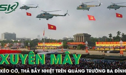 Đội hình máy bay xuyên mây kéo cờ, thả bẫy nhiệt trên Quảng trường Ba Đình trong ngày Quốc khánh 2/9