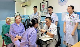 Ba mẹ con cùng phẫu thuật mắt trong một ngày