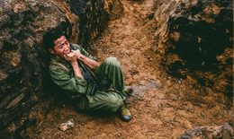 Phim 'Mưa đỏ': 'Lính mới' khóc như mưa khi vào vai cựu chiến binh