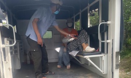 C&#244;ng an x&#227; d&#249;ng xe chuy&#234;n dụng đưa người phụ nữ ngất xỉu giữa đường đi cấp cứu