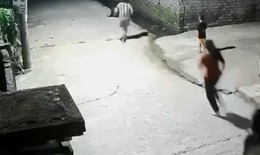 Video bé trai 4 tuổi nhanh trí cứu em thoát nạn khi rơi xuống mương nước sâu