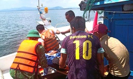 Bộ đội Bi&#234;n ph&#242;ng Nghệ An cấp cứu ngư d&#226;n gặp tai nạn tr&#234;n biển
