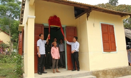 Thanh Hóa 'trao nhà' cho hộ vượt chuẩn nghèo