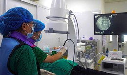Đau lưng 10 năm, bệnh nhân 'nhẹ nhõm' nhờ kỹ thuật lần đầu được áp dụng ở miền Tây