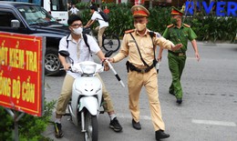 Đi xe máy không biển, 'đầu trần',... nhiều học sinh Hà Nội bị xử lý