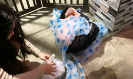 Bé trai sơ sinh bị bỏ rơi trước nhà dân ở Đà Nẵng