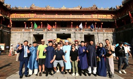 Du khách hào hứng tham quan di tích Huế, xem tái hiện lễ Ban sóc đầu năm mới