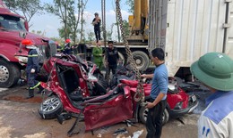 Clip: Xe con bẹp dúm kẹt dưới gầm xe tải sau tai nạn liên hoàn ở Hà Tĩnh