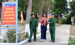 Ấm áp tình quân dân trên đảo Hòn Chuối