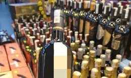 Rượu Tết tràn ngập thị trường, làm gì để không mua phải rượu giả?