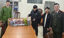 Bắt đối tượng lừa đảo bán pháo lậu trên Facebook