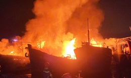 4 tàu cá của ngư dân Quảng Ngãi bốc cháy dữ dội trong đêm