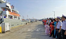 Hai tàu Hải quân khởi hành mang quà Tết đến Nhà giàn DK1 và các tàu trực trên biển