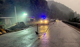 Xe khách chở 18 người lao xuống cống tại Sơn La, 3 người tử vong