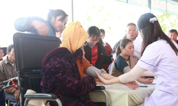 Y, bác sĩ Nghệ An khám bệnh, phát thuốc miễn phí cho bà con vùng khó khăn trước Tết