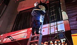 Hà Nội: Cháy nhà lúc nửa đêm, Cảnh sát leo thang cứu người mắc kẹt ở tầng 4