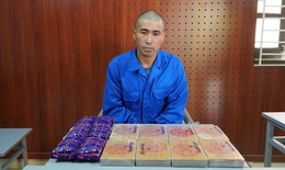 Phục kích đối tượng 'cõng' 10 bánh ma tuý trên đường vắng