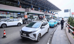 Cảnh báo xe dù, cò mồi tại sân bay Nội Bài: Cẩn thận những lời mời chào từ người lạ
