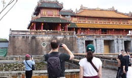 Du khách nước ngoài thích thú tham quan di tích Huế dịp Tết Dương lịch