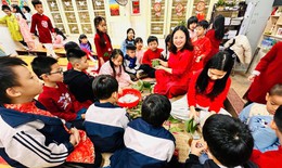 Sắc xuân tràn ngập, học sinh tiểu học hào hứng trải nghiệm gói bánh chưng dịp Tết