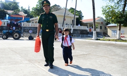 Chiến sĩ quân hàm xanh 15 năm 'gieo chữ' giữa biển trời Tây Nam