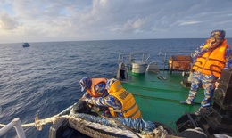 Cứu tàu cá KH 92259 TS cùng 8 thuyền viên gặp nạn trên biển