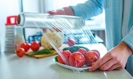 Hiểm họa chất DEHA trong màng bọc thực phẩm: Chuyên gia chỉ 2 cách đơn giản phân biệt thật – giả