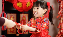 Dạy con nhận lì xì: Giữ gìn nét đẹp Tết từ những điều nhỏ nhất