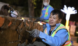 Công nhân xuyên đêm 'thay áo mới' khu 'đất vàng' ở TPHCM trước Tết