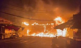 TPHCM: Hỗ trợ, động viên các gia đình bị cháy ở chợ Nhị Thiên Đường