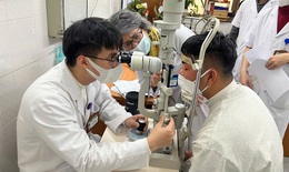 Cầm điện thoại quay clip pháo nổ, người đàn ông bị chấn thương mắt nặng