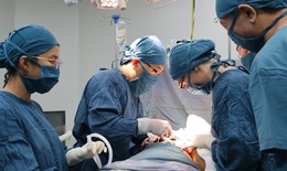 Bệnh viện tuyến tỉnh phối hợp chuyên gia nước ngoài phẫu thuật thành công bướu vú 4,5 kg