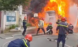 Cháy xe bồn chở xăng, lửa lan sang nhà xưởng ở TPHCM