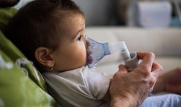 Trẻ sơ sinh thở khò khè do đâu?