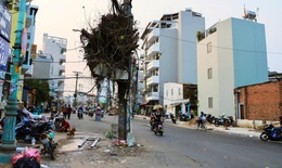 Dãy cột điện ‘án ngữ’ giữa tuyến đường hơn nghìn tỷ đồng ở TPHCM