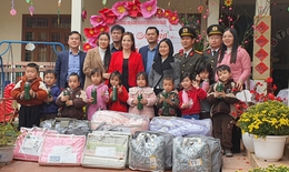 2 tỷ đồng trao tặng quà thiết yếu cho trẻ có hoàn cảnh khó khăn tại 3 tỉnh