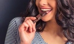 Lý do dâu tây và sô cô la đen là món ăn nhẹ lý tưởng giảm đau ngày 'đèn đỏ'