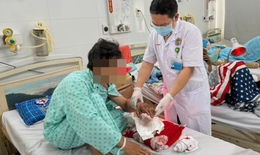 Cứu bàn tay gần lìa của nam công nhân bị máy cưa gỗ cắt