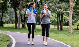 Đi bộ ngoài trời với đi bộ trên máy: Đâu là 'chân ái' cho hành trình giảm cân của bạn?