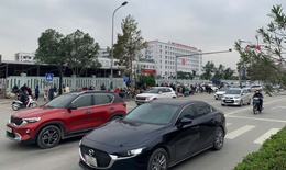 Nghệ An: Hàng rong, xe ôm tái lấn chiếm, bủa vây cổng bệnh viện