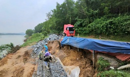 Khắc phục sạt lở uy hiếp tuyến giao thông huyết mạch ở Huế