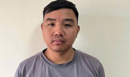 Tài xế taxi buồn ngủ tông 2 người thương vong trong đêm rồi bỏ trốn 