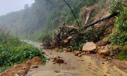 Miền Trung còn mưa dông, thời tiết trên biển chuyển xấu