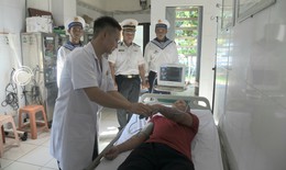 Một ngư dân phải nhập bệnh xá vì viêm da nhiễm khuẩn ở tay