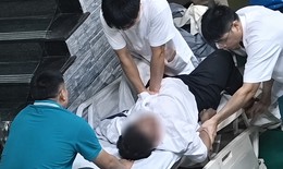 Bác sĩ trẻ trèo lên cáng ép tim 20 phút cứu người đàn ông ngừng tuần hoàn