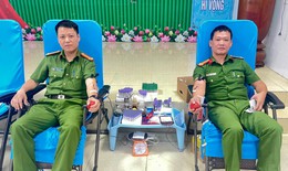 Hai cán bộ Công an Nghệ An hiến máu cấp cứu bệnh nhân
