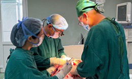 Hai ê-kíp phối hợp phẫu thuật ca chấn thương kép phức tạp