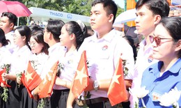 Nghẹn ngào triệu trái tim tiễn đưa các anh hùng liệt sĩ bằng những nhành hoa trắng
